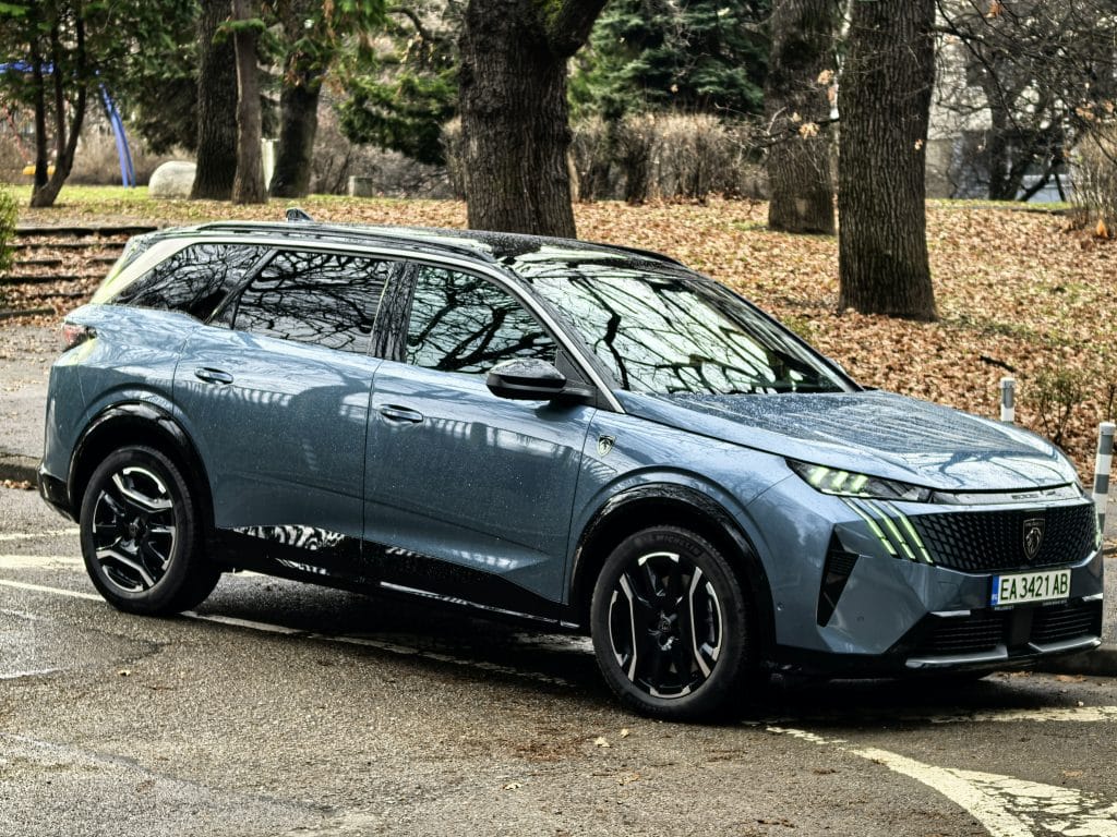 Новият Peugeot E-5008: просторен електрически SUV за цялото семейство