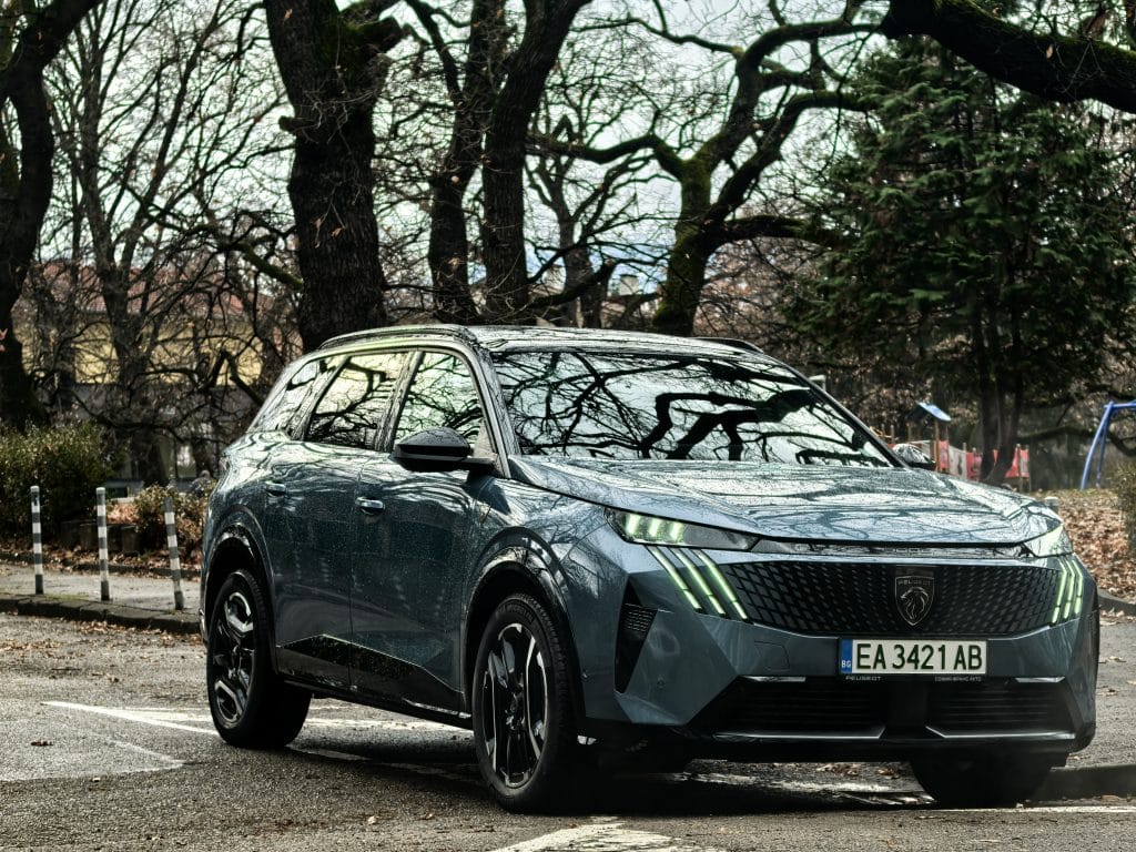 Новият Peugeot E-5008: просторен електрически SUV за цялото семейство