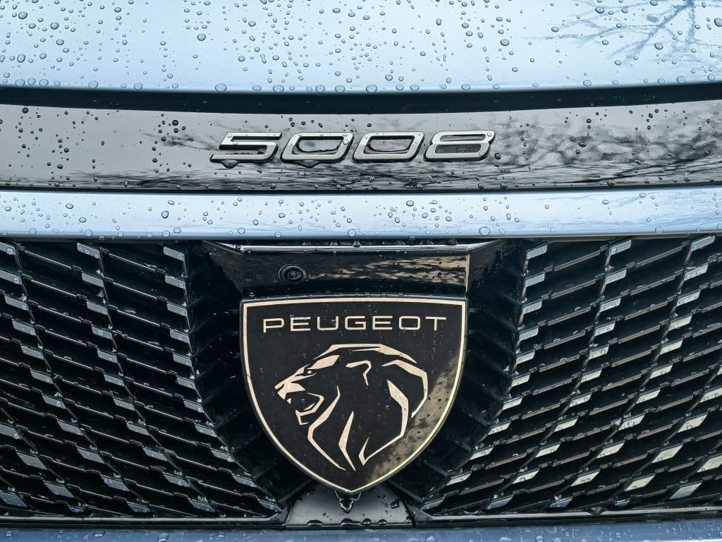 Новият Peugeot E-5008: просторен електрически SUV за цялото семейство