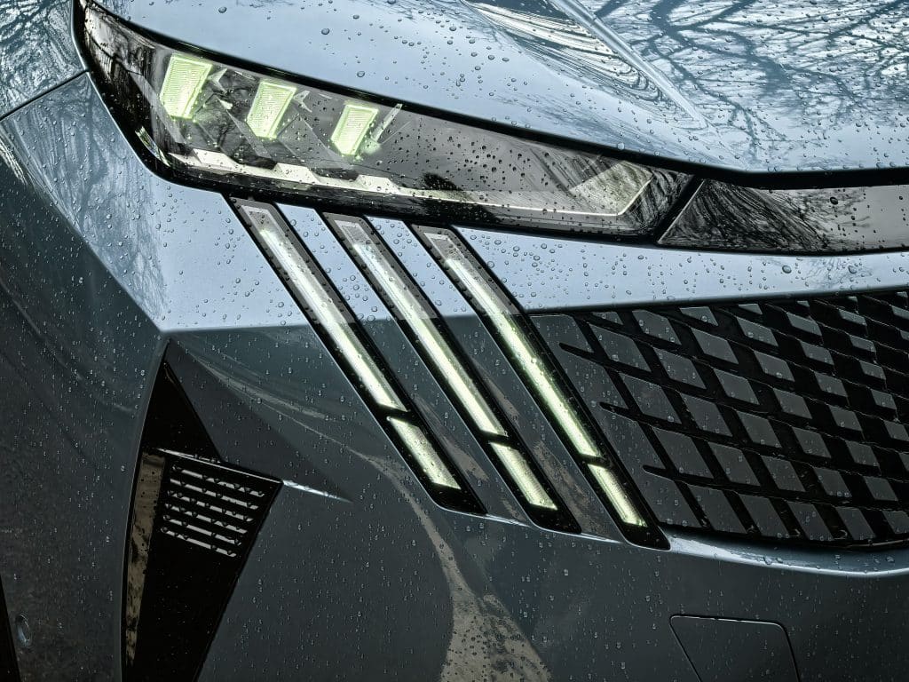 Новият Peugeot E-5008: просторен електрически SUV за цялото семейство