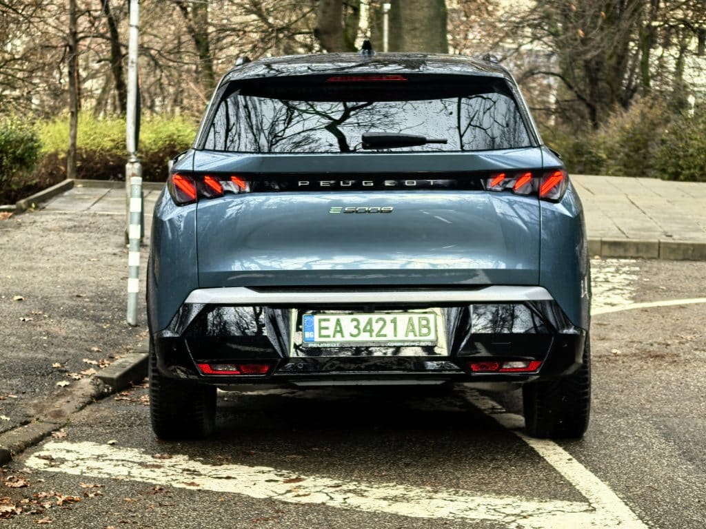 Новият Peugeot E-5008: просторен електрически SUV за цялото семейство