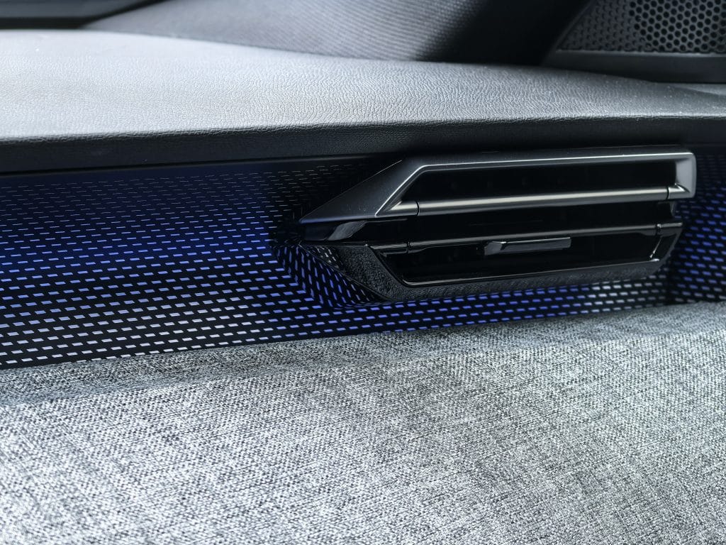 Новият Peugeot E-5008: просторен електрически SUV за цялото семейство