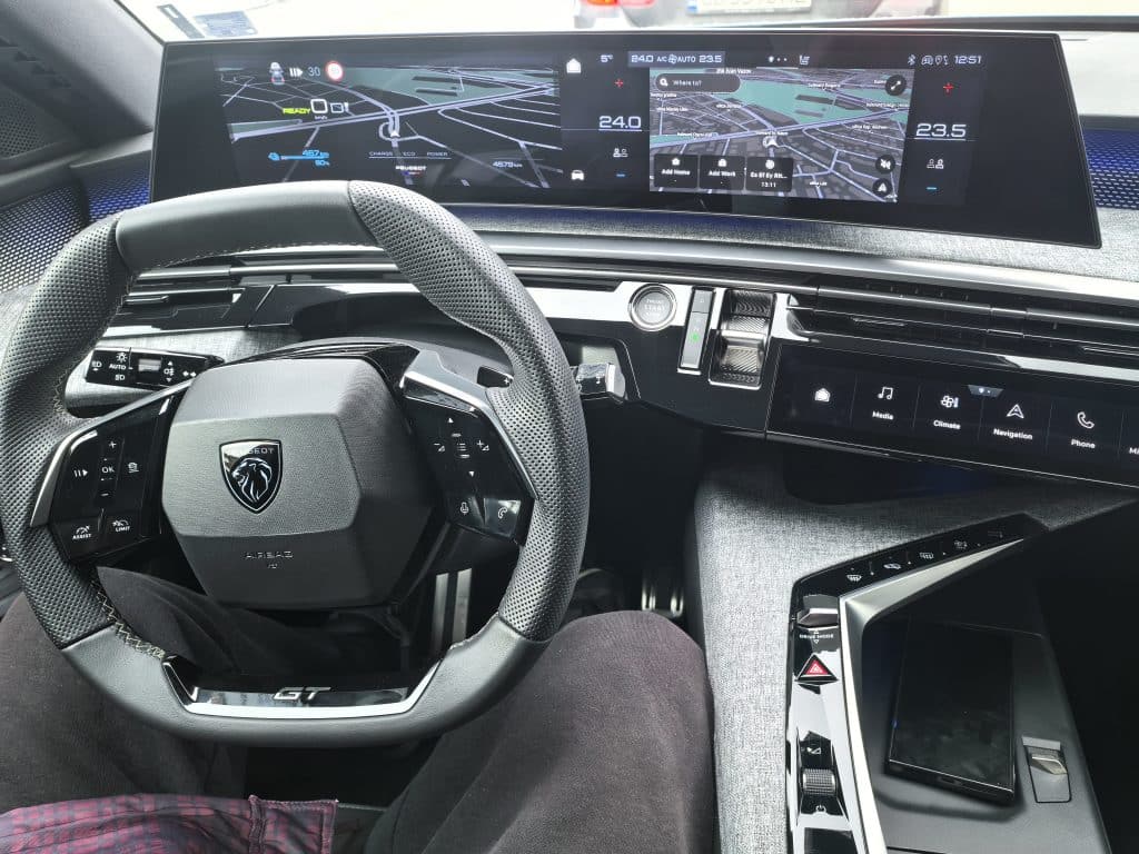 Новият Peugeot E-5008: просторен електрически SUV за цялото семейство