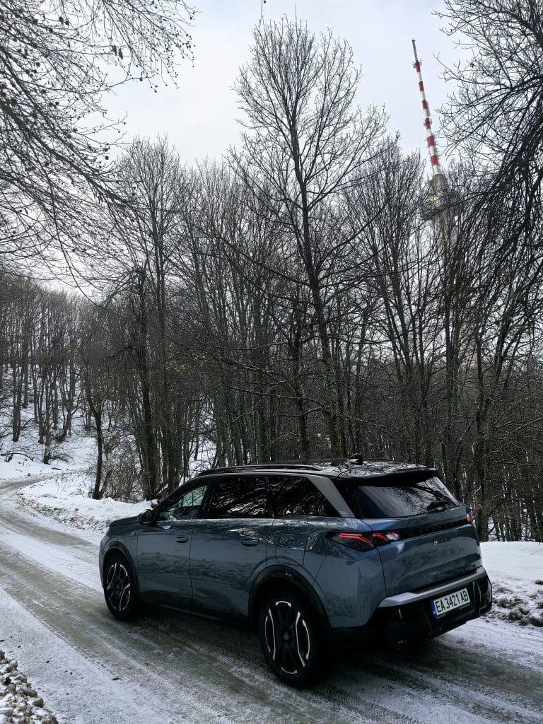 Новият Peugeot E-5008: просторен електрически SUV за цялото семейство