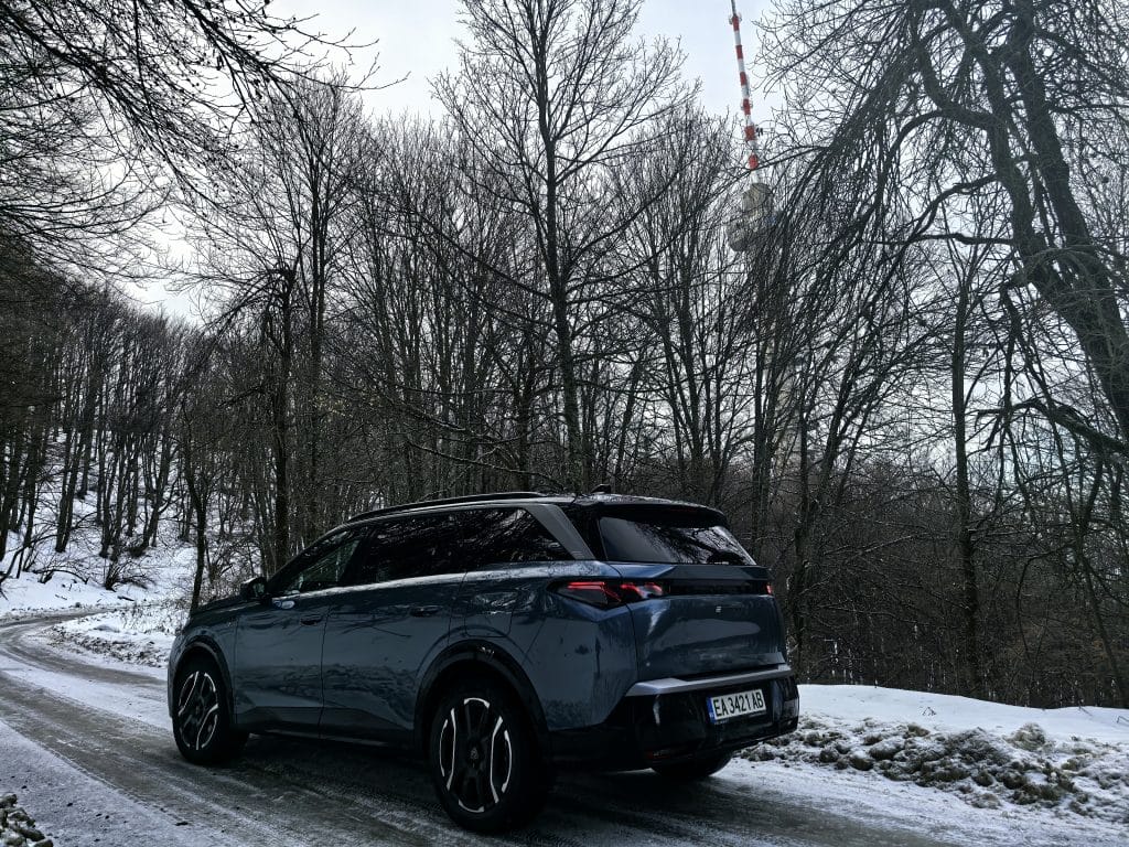 Новият Peugeot E-5008: просторен електрически SUV за цялото семейство