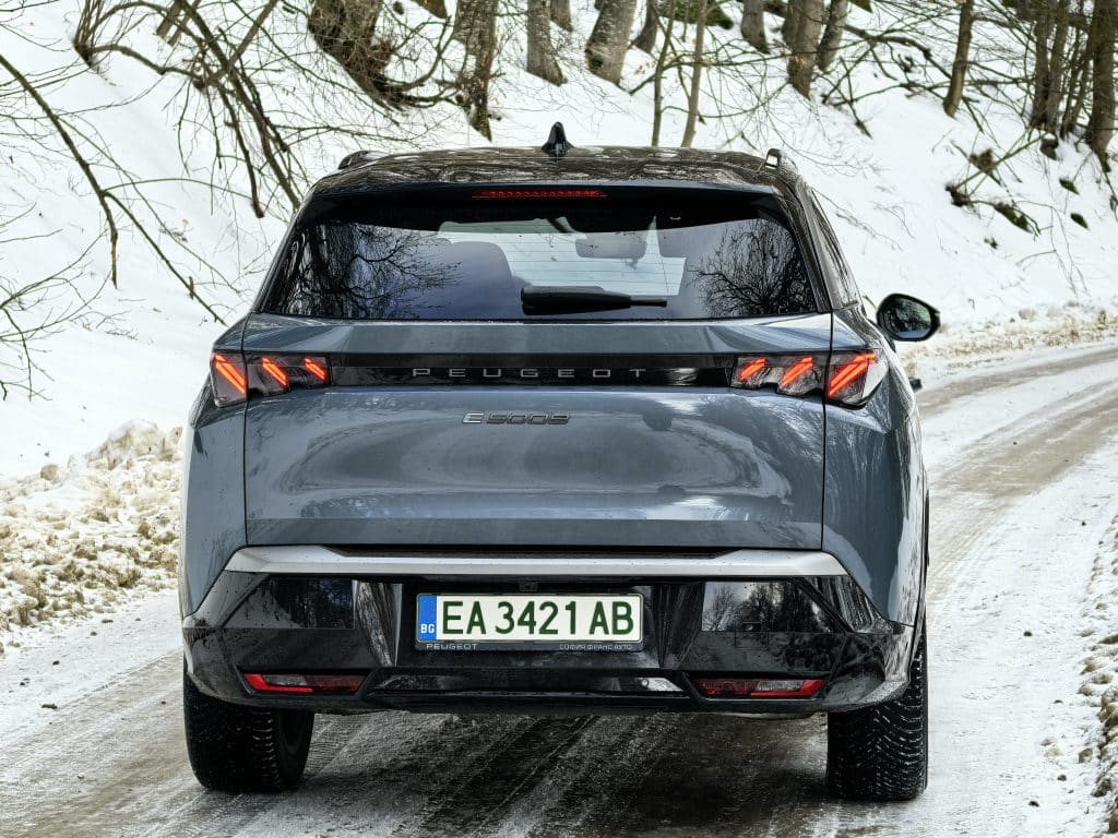 Новият Peugeot E-5008: просторен електрически SUV за цялото семейство
