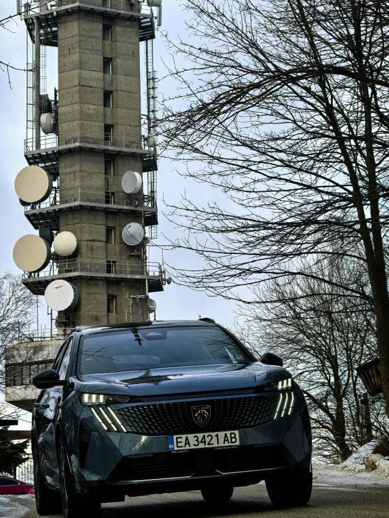 Новият Peugeot E-5008: просторен електрически SUV за цялото семейство