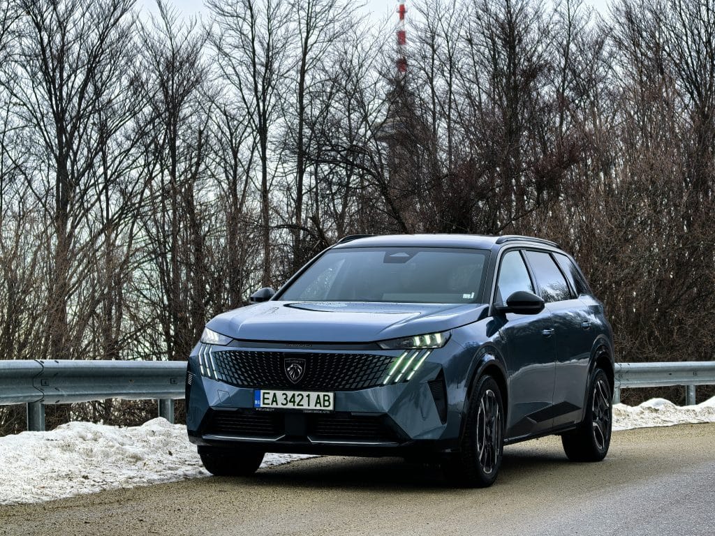 Новият Peugeot E-5008: просторен електрически SUV за цялото семейство