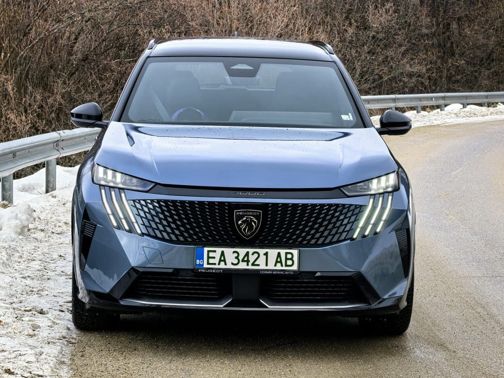 Новият Peugeot E-5008: просторен електрически SUV за цялото семейство