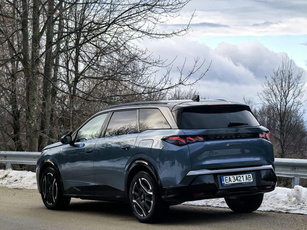 Новият Peugeot E-5008: просторен електрически SUV за цялото семейство