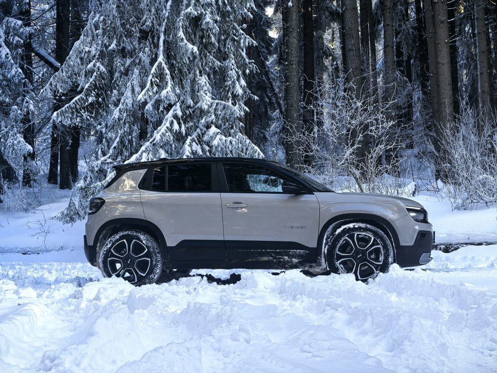 Jeep Avenger 1.2 e-Hybrid: Компактен SUV, готов за големи приключения