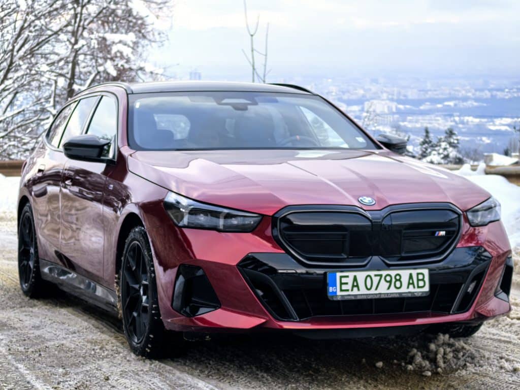 BMW i5 Touring: Комфорт, мощност и елегантност в електрическа форма
