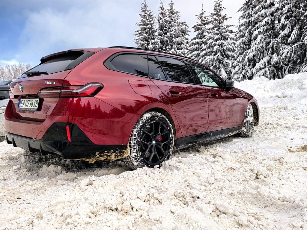 BMW i5 Touring: Комфорт, мощност и елегантност в електрическа форма