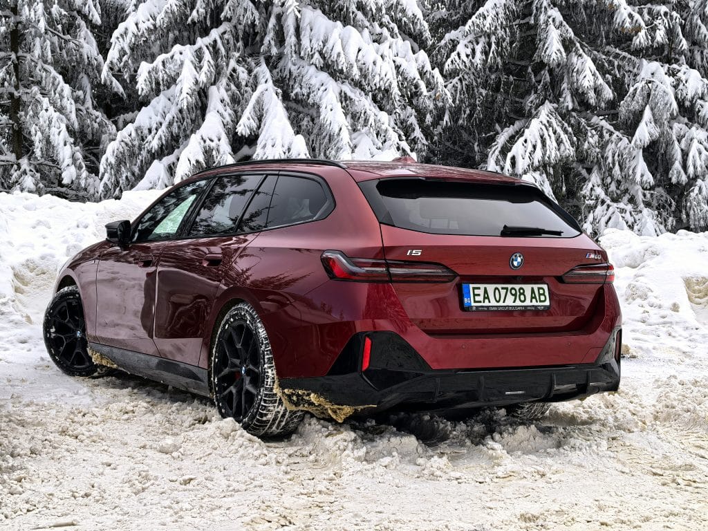 BMW i5 Touring: Комфорт, мощност и елегантност в електрическа форма