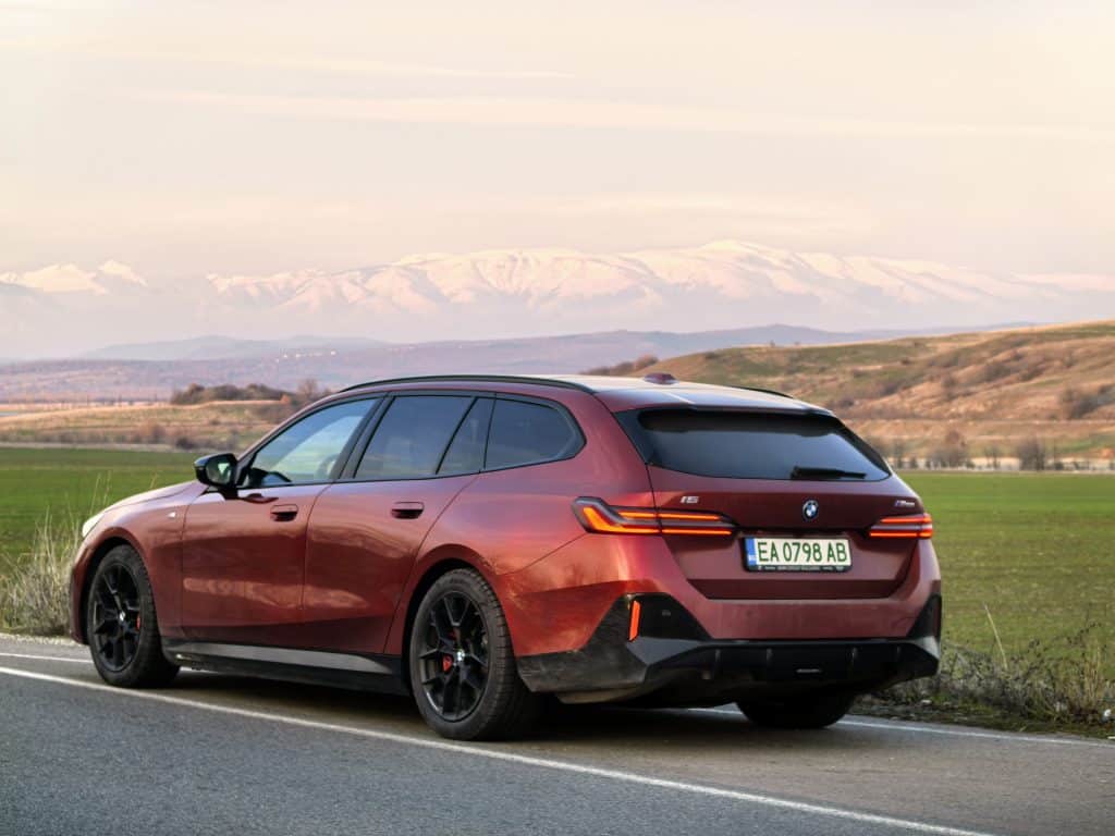 BMW i5 Touring: Комфорт, мощност и елегантност в електрическа форма