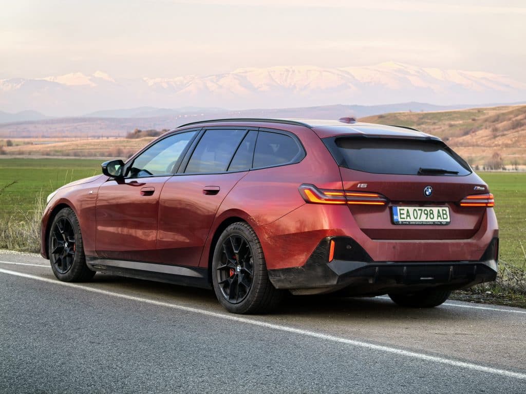 BMW i5 Touring: Комфорт, мощност и елегантност в електрическа форма