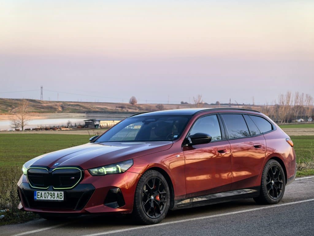 BMW i5 Touring: Комфорт, мощност и елегантност в електрическа форма