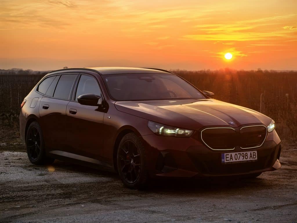 BMW i5 Touring: Комфорт, мощност и елегантност в електрическа форма