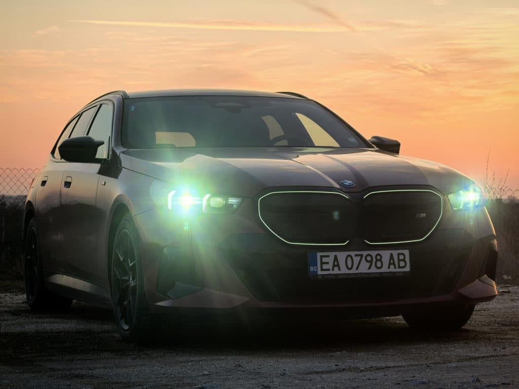 BMW i5 Touring: Комфорт, мощност и елегантност в електрическа форма