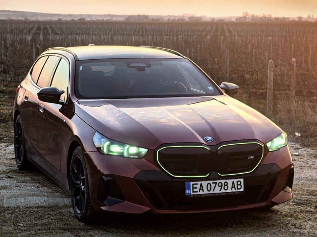 BMW i5 Touring: Комфорт, мощност и елегантност в електрическа форма