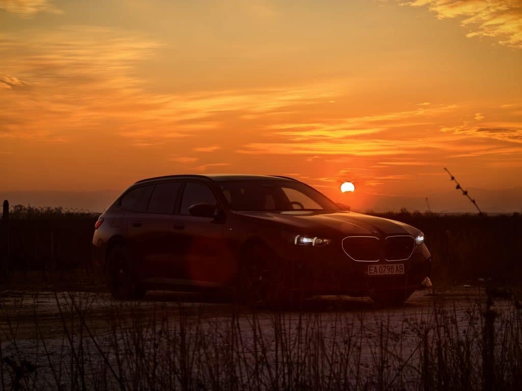 BMW i5 Touring: Комфорт, мощност и елегантност в електрическа форма