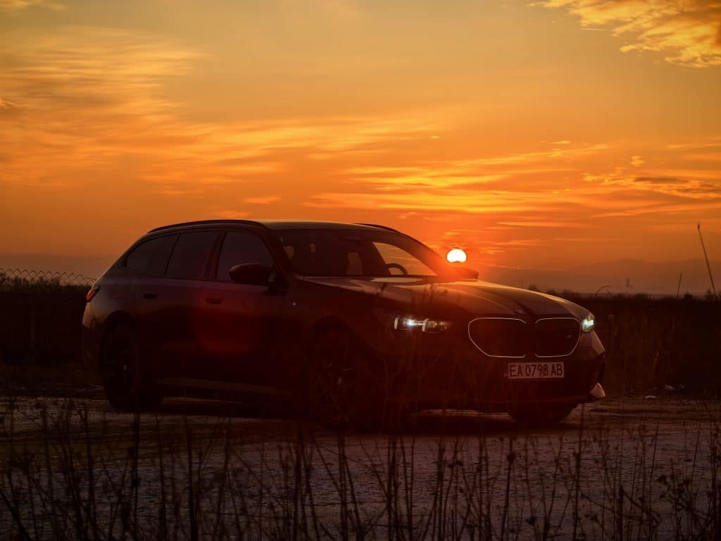 BMW i5 Touring: Комфорт, мощност и елегантност в електрическа форма