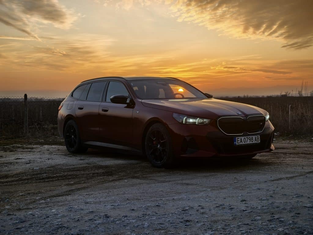 BMW i5 Touring: Комфорт, мощност и елегантност в електрическа форма