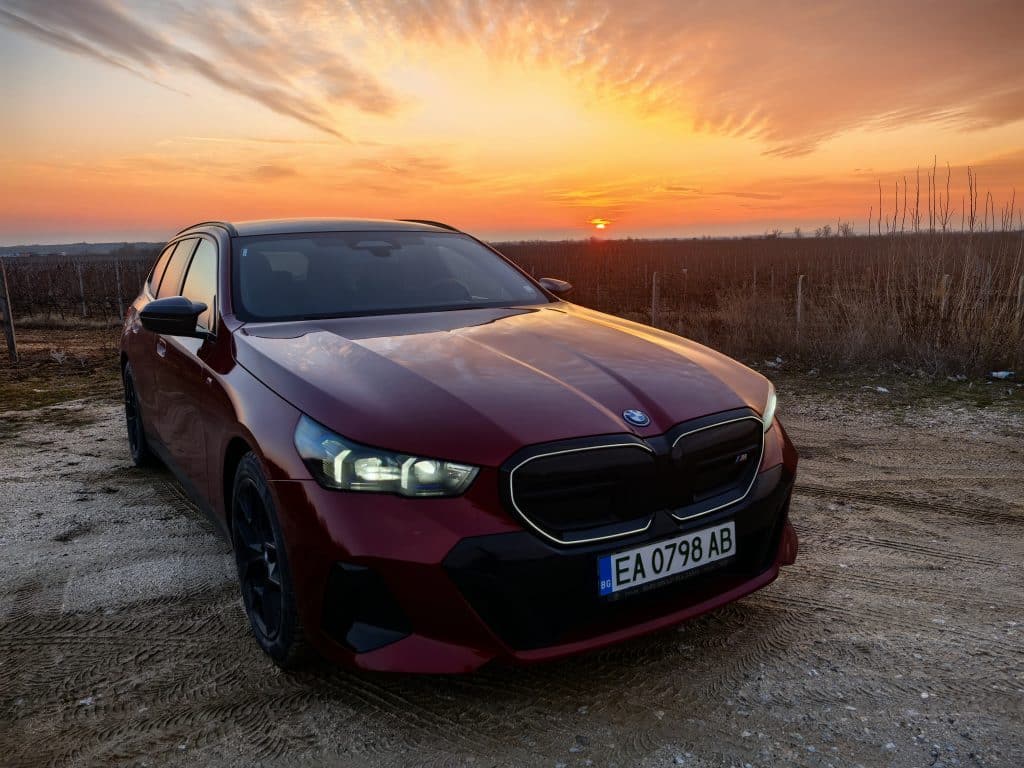 BMW i5 Touring: Комфорт, мощност и елегантност в електрическа форма