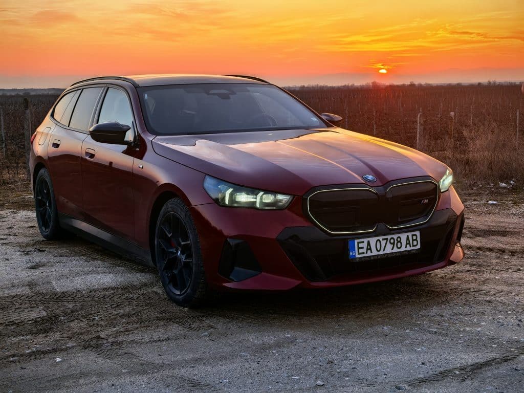 BMW i5 Touring: Комфорт, мощност и елегантност в електрическа форма