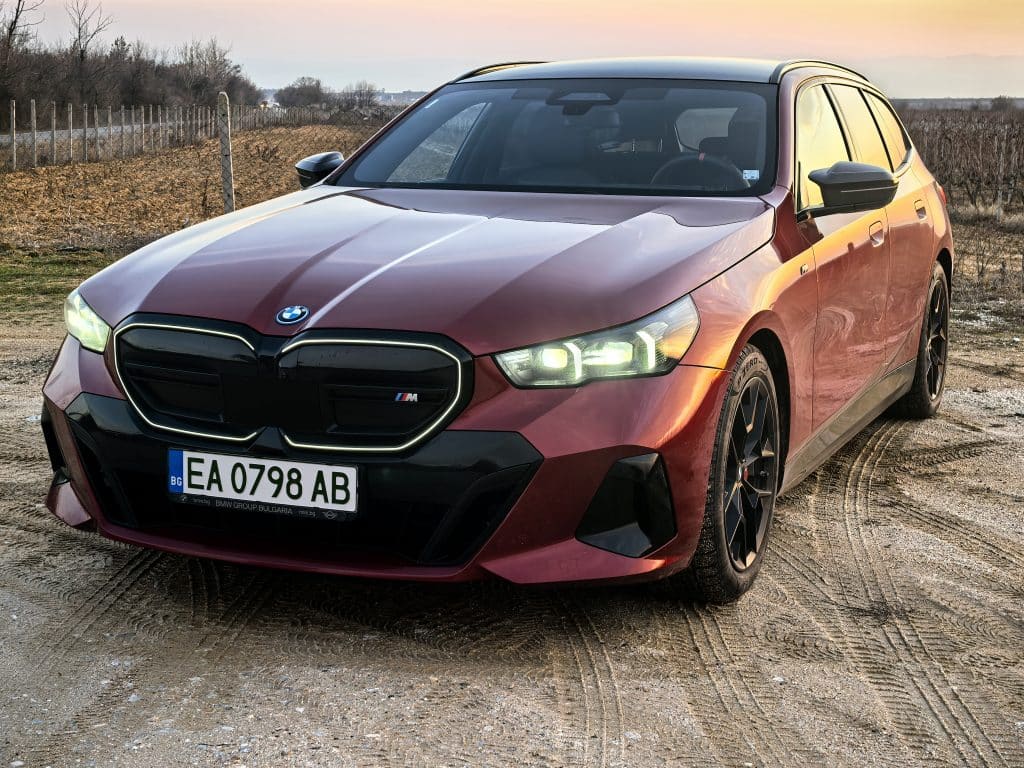 BMW i5 Touring: Комфорт, мощност и елегантност в електрическа форма