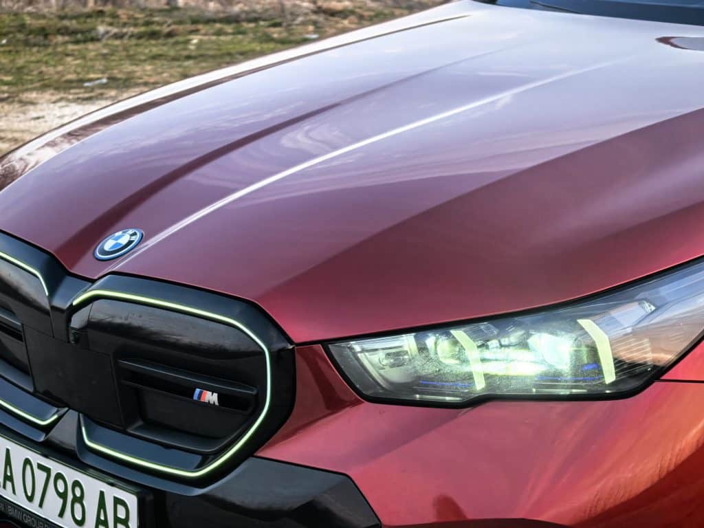 BMW i5 Touring: Комфорт, мощност и елегантност в електрическа форма