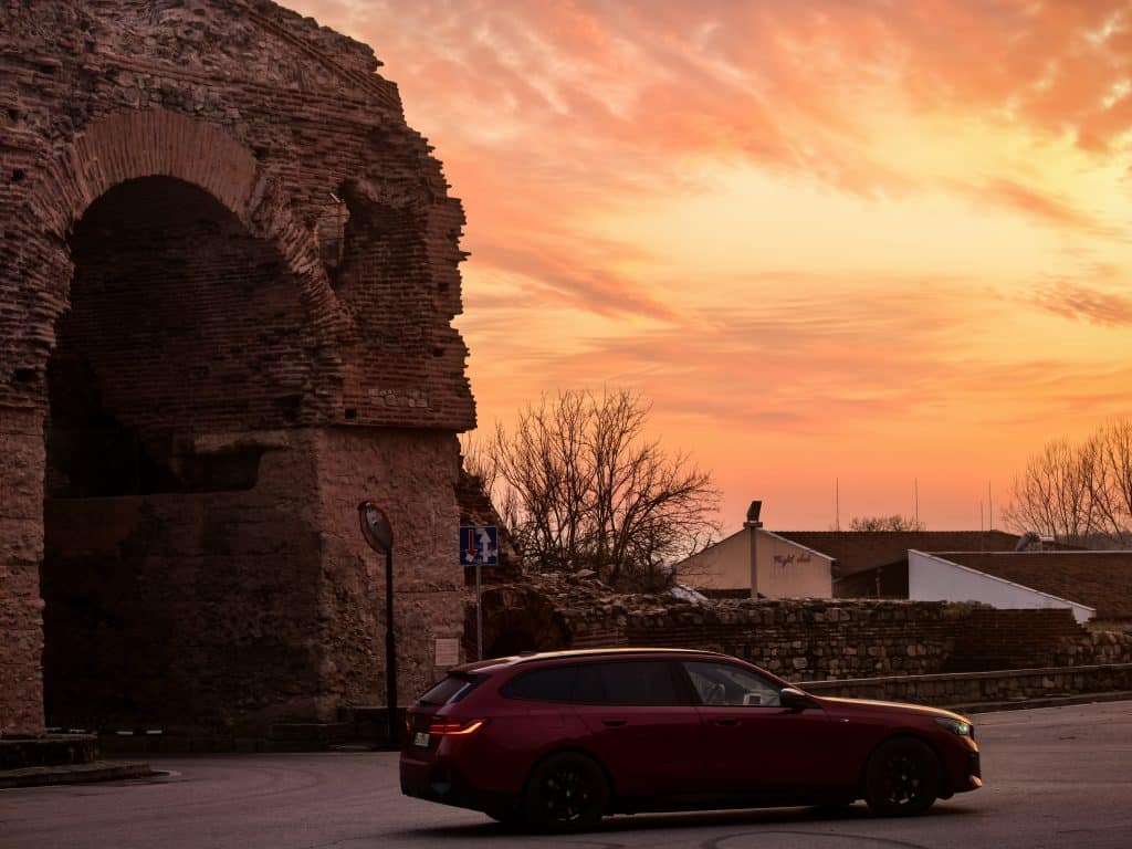 BMW i5 Touring: Комфорт, мощност и елегантност в електрическа форма