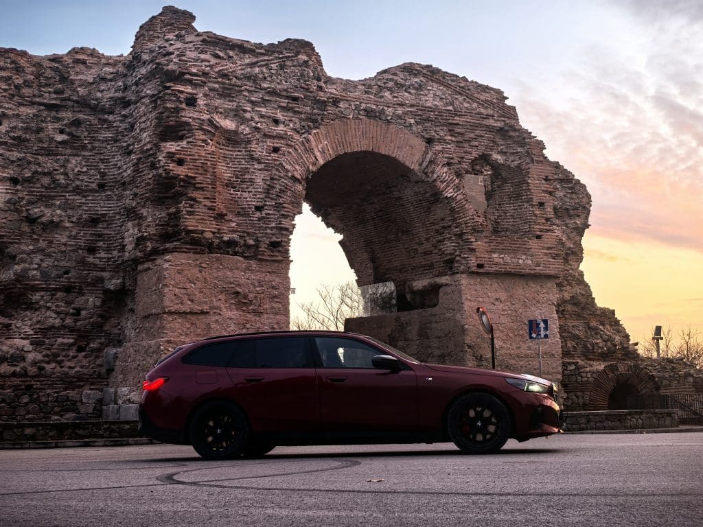 BMW i5 Touring: Комфорт, мощност и елегантност в електрическа форма