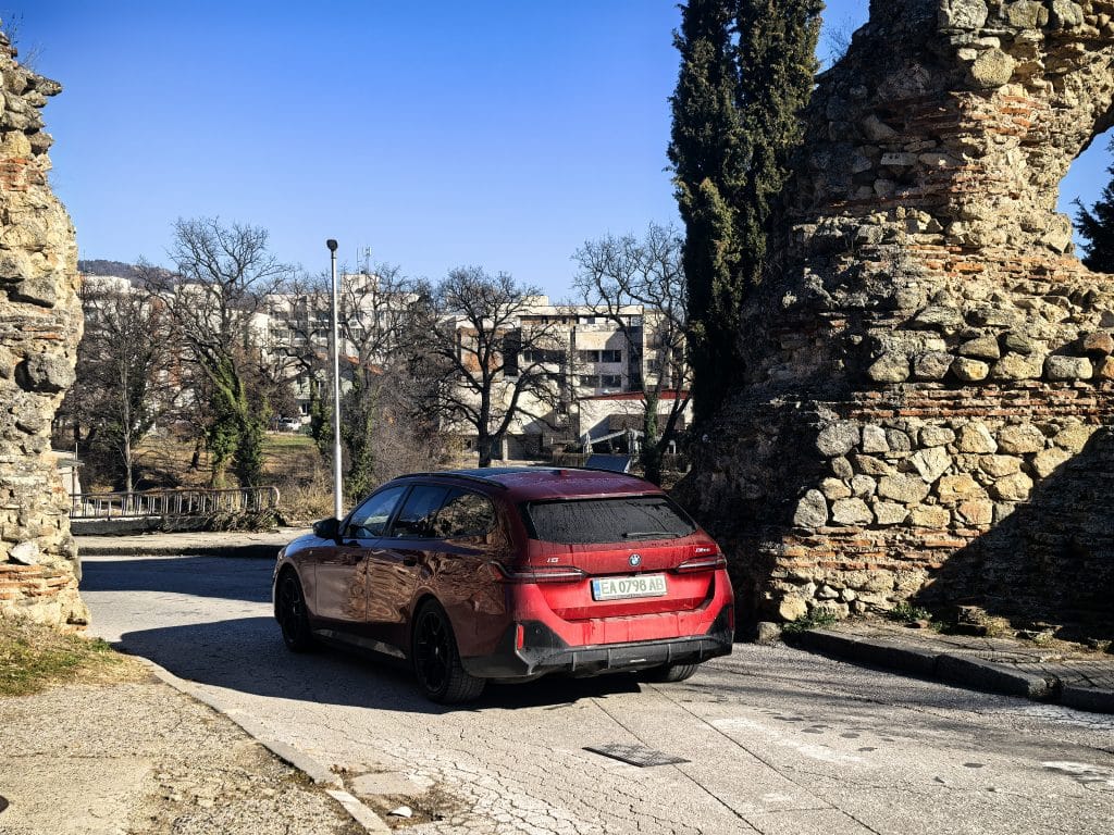 BMW i5 Touring: Комфорт, мощност и елегантност в електрическа форма