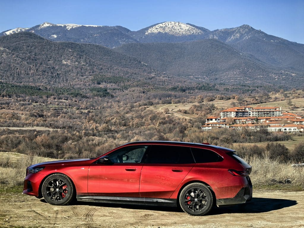 BMW i5 Touring: Комфорт, мощност и елегантност в електрическа форма