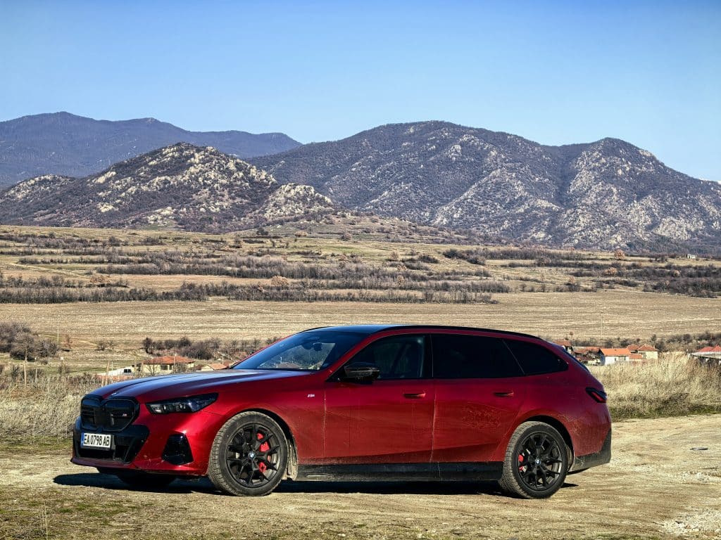 BMW i5 Touring: Комфорт, мощност и елегантност в електрическа форма
