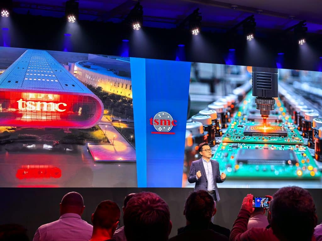 Philips прави телевизията отново вълшебна: Ambilight, AI и революция в Titan OS – видяхме всичко отблизо в Барселона