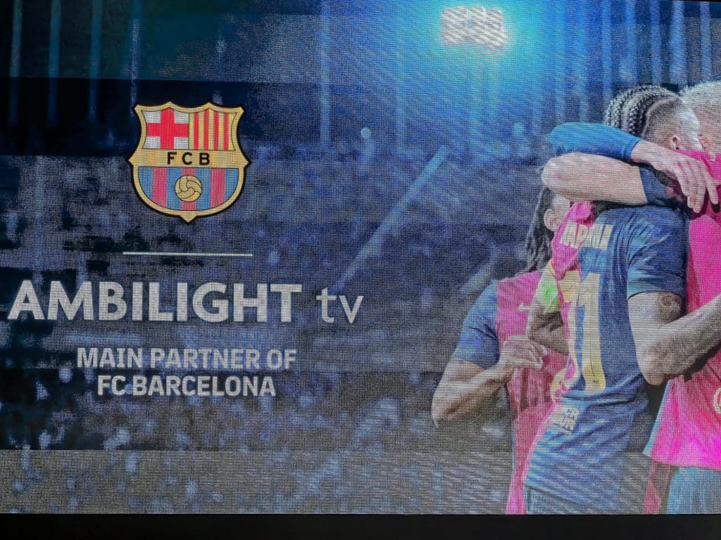 Philips прави телевизията отново вълшебна: Ambilight, AI и революция в Titan OS – видяхме всичко отблизо в Барселона