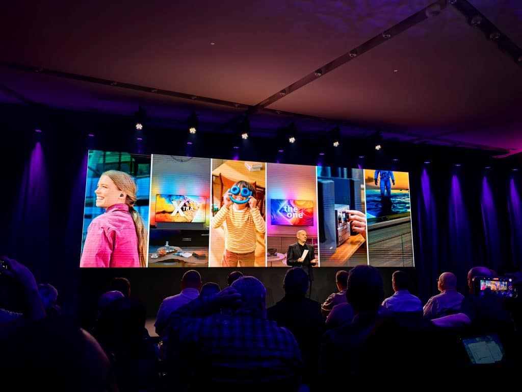 Philips прави телевизията отново вълшебна: Ambilight, AI и революция в Titan OS – видяхме всичко отблизо в Барселона