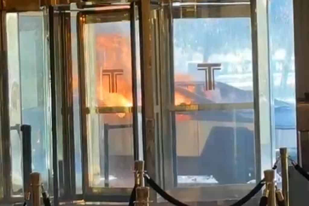 Tesla Cybertruck се запали пред Trump Tower в Лас Вегас – инцидент или послание?