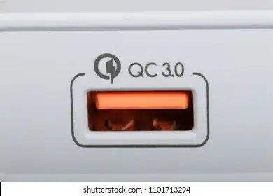 Защо някои USB портове са оранжеви? Ето какво означава това