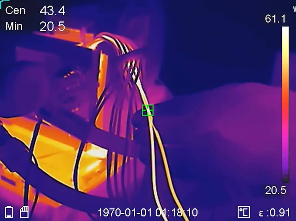 Установено е, че GeForce RTX 5090 загрява захранващите кабели до 150°C за минути