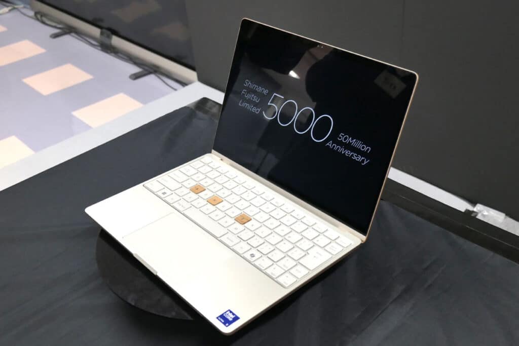 Fujitsu показа уникален лаптоп с издълбан дървен капак