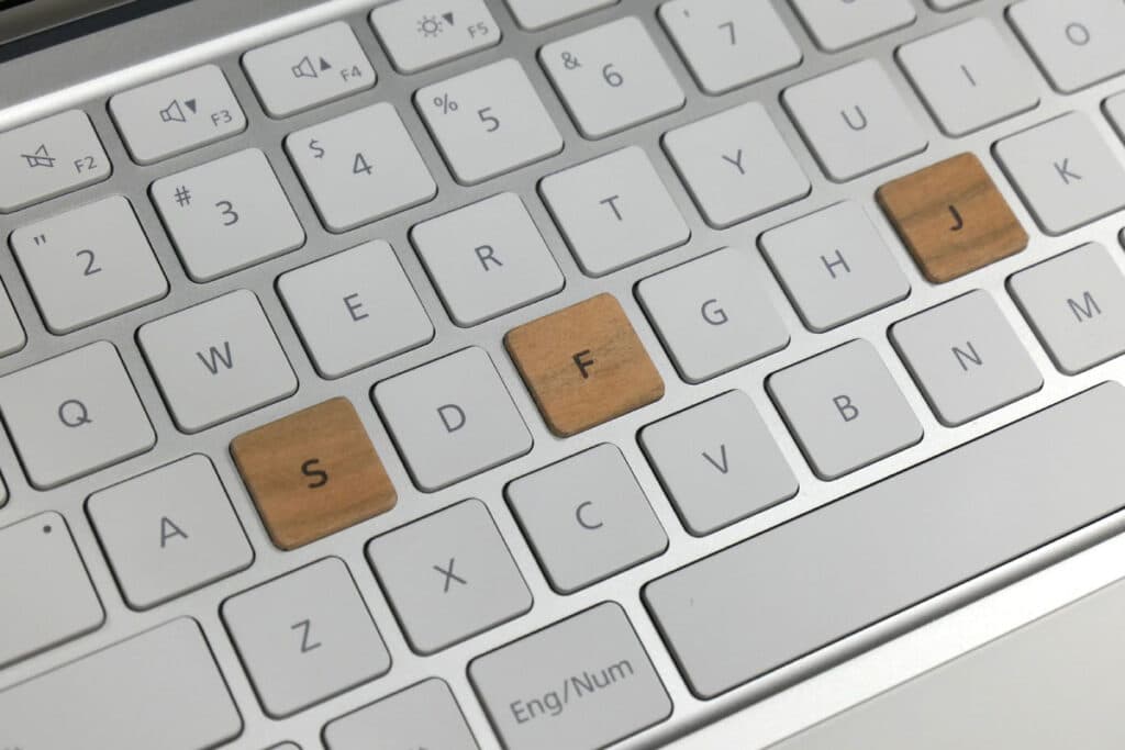 Fujitsu показа уникален лаптоп с издълбан дървен капак