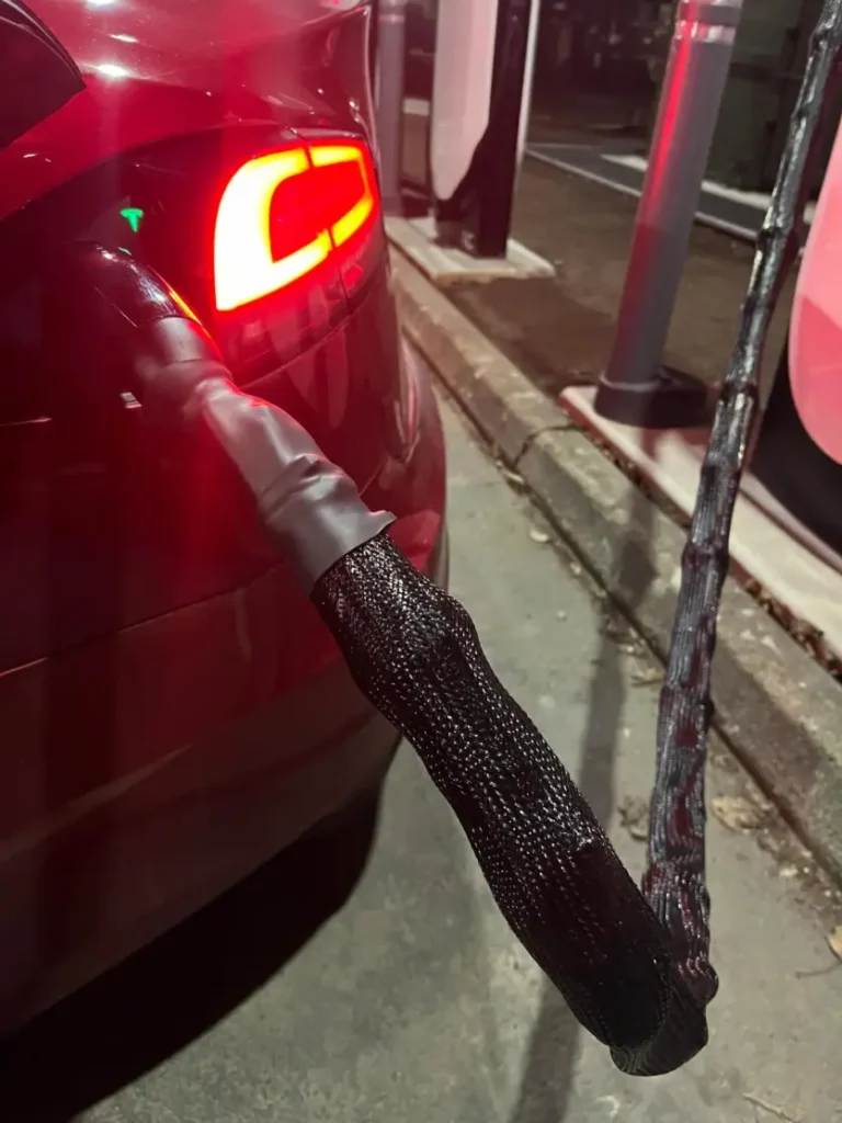 Tesla добави “противокражбени“ зарядни кабели към станциите Supercharging – ще пръскат лицата на крадците