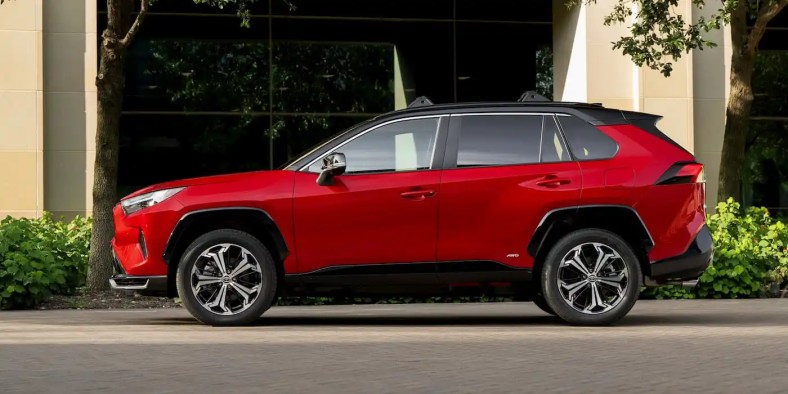 Toyota подготвя електрическа версия на популярния RAV4
