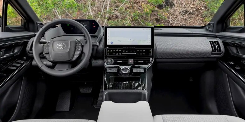 Toyota подготвя електрическа версия на популярния RAV4