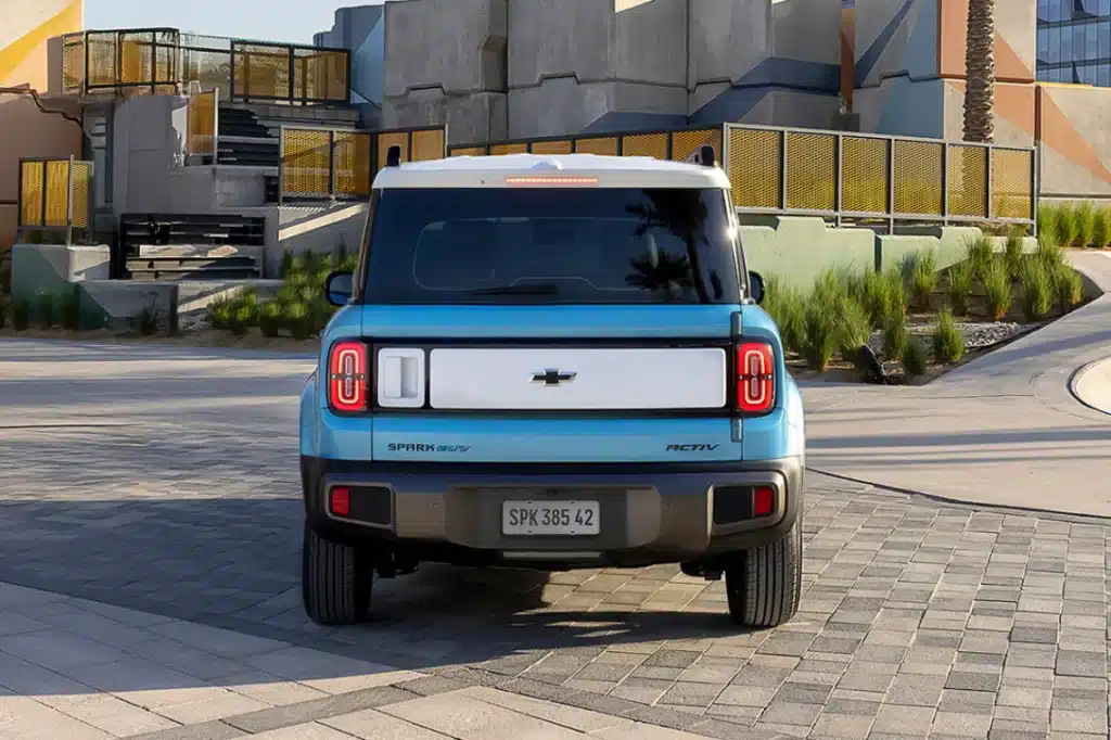 Цена — до  000: представен е ярък и евтин електрически кросоувър от Chevrolet (снимки)