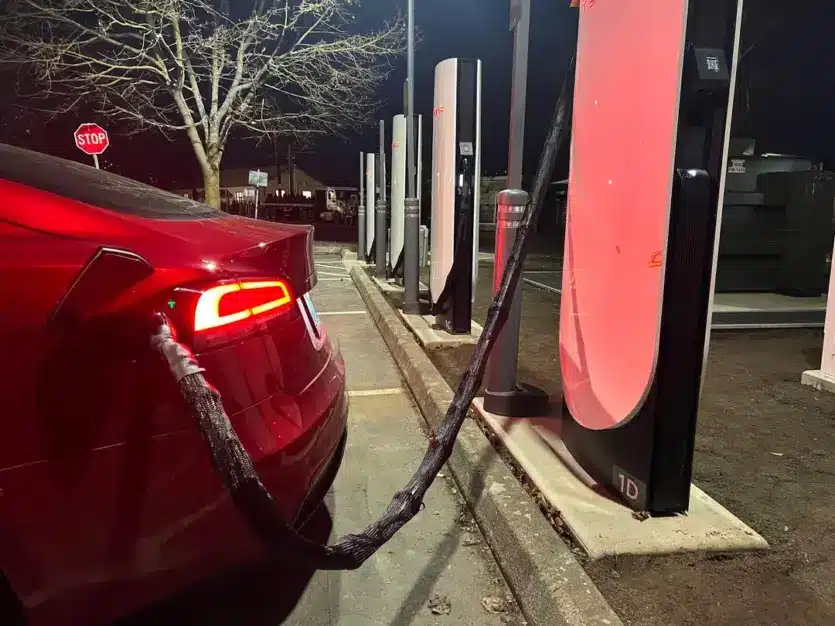 Tesla добави “противокражбени“ зарядни кабели към станциите Supercharging – ще пръскат лицата на крадците