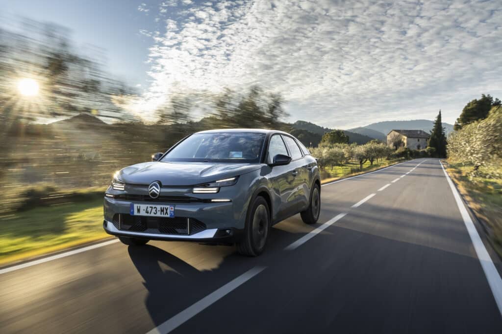 Citroën C4 Hybrid 2025 – Французинът с характер, който обича да пътешества